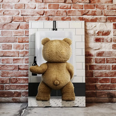Teddy bear przy pisuarze na śmiesznej ilustracji do łazienki